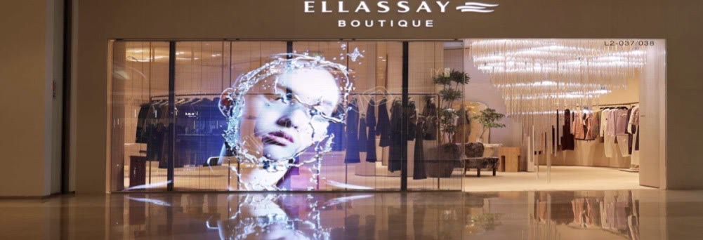 Transparente LED-Folie im Schaufenster einer Boutique
