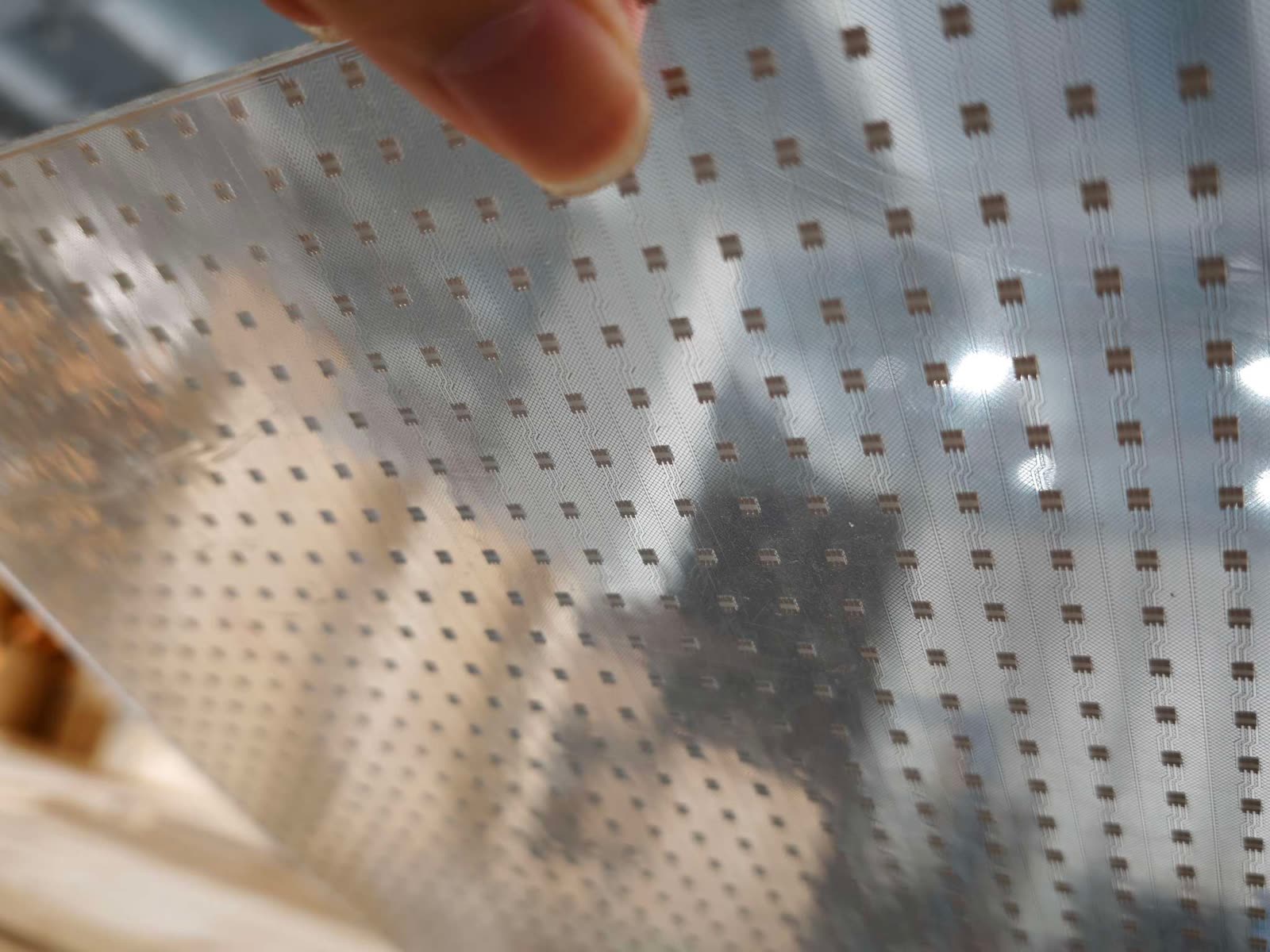 Nahaufnahme: durch die transparente LED-Folie hindurch sichtbarer Hintergrund
