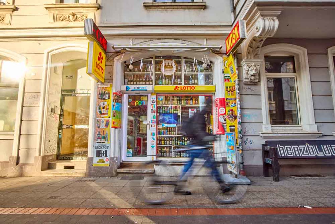 Schaufenster voller gedruckter Plakate und Aufkleber